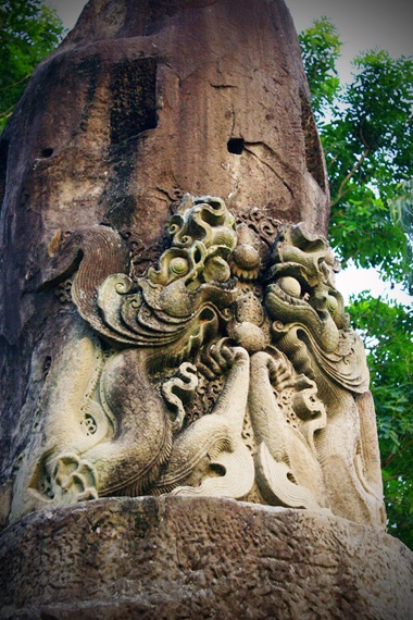 Trên cột đá chạm nổi đôi rồng phong cách thời Lý đầu vươn cao chầu vào viên ngọc tỏa sáng, thân quấn quanh cột, đuôi ngoắc vào nhau.