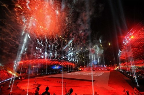 Biểu tượng hình ảnh Đức Phật và chùa Thiên Mụ của đoàn thể thao Việt Nam tại SEA Games 26 ảnh 1 Lễ khai mạc SEA Games 26 rực rỡ ánh sáng laser và pháo hoa