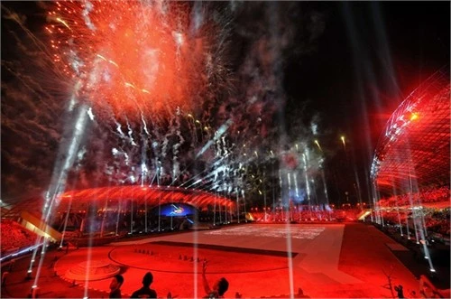 Lễ khai mạc SEA Games 26 rực rỡ ánh sáng laser và pháo hoa