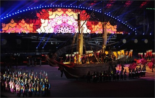 Biểu tượng hình ảnh Đức Phật và chùa Thiên Mụ của đoàn thể thao Việt Nam tại SEA Games 26 ảnh 2 Lễ khai mạc SEA Games 26 rực rỡ ánh sáng laser và pháo hoa