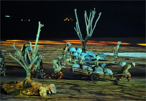 Lễ khai mạc SEA Games 26 rực rỡ ánh sáng laser và pháo hoa