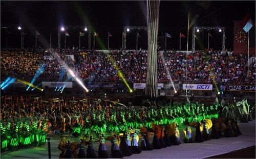 Biểu tượng hình ảnh Đức Phật và chùa Thiên Mụ của đoàn thể thao Việt Nam tại SEA Games 26 ảnh 6 Lễ khai mạc SEA Games 26 rực rỡ ánh sáng laser và pháo hoa