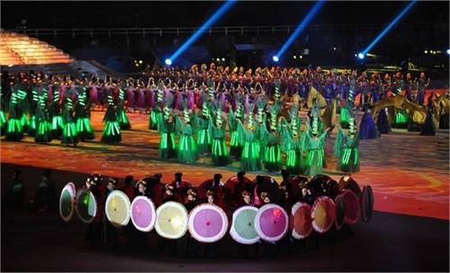 Biểu tượng hình ảnh Đức Phật và chùa Thiên Mụ của đoàn thể thao Việt Nam tại SEA Games 26 ảnh 7 Lễ khai mạc SEA Games 26 rực rỡ ánh sáng laser và pháo hoa