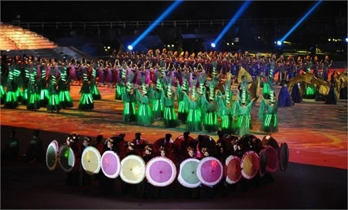 Lễ khai mạc SEA Games 26 rực rỡ ánh sáng laser và pháo hoa