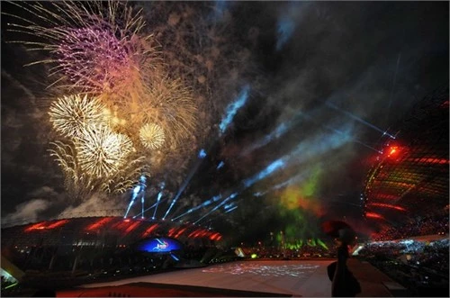 Lễ khai mạc SEA Games 26 rực rỡ ánh sáng laser và pháo hoa