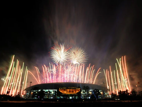 Lễ khai mạc SEA Games 26 rực rỡ ánh sáng laser và pháo hoa