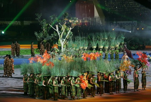 Biểu tượng hình ảnh Đức Phật và chùa Thiên Mụ của đoàn thể thao Việt Nam tại SEA Games 26 ảnh 5 Lễ khai mạc SEA Games 26 rực rỡ ánh sáng laser và pháo hoa