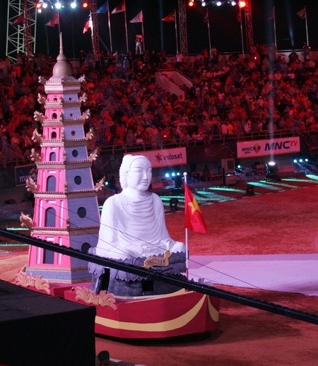 Biểu tượng hình ảnh Đức Phật và chùa Thiên Mụ của đoàn thể thao Việt Nam tại SEA Games 26 ảnh 10 Lễ khai mạc SEA Games 26 rực rỡ ánh sáng laser và pháo hoa