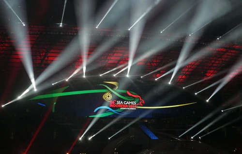 Lễ khai mạc SEA Games 26 rực rỡ ánh sáng laser và pháo hoa