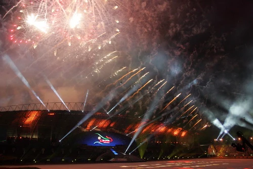 Lễ khai mạc SEA Games 26 rực rỡ ánh sáng laser và pháo hoa