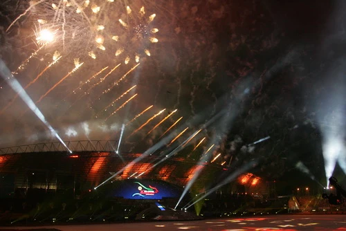 Lễ khai mạc SEA Games 26 rực rỡ ánh sáng laser và pháo hoa
