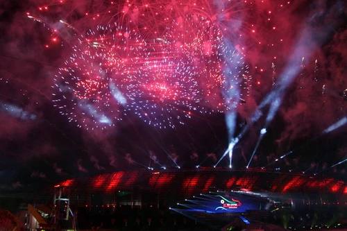 Lễ khai mạc SEA Games 26 rực rỡ ánh sáng laser và pháo hoa