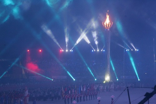 Biểu tượng hình ảnh Đức Phật và chùa Thiên Mụ của đoàn thể thao Việt Nam tại SEA Games 26 ảnh 20 Lễ khai mạc SEA Games 26 rực rỡ ánh sáng laser và pháo hoa
