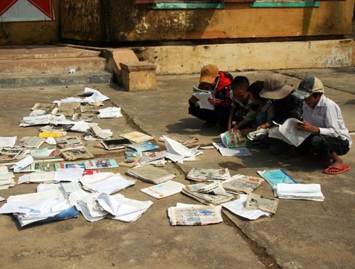 Mùa lũ, tinh thần từ bi của đạo Phật lại được phát huy ảnh 1 Anh Ban doc 615.jpg