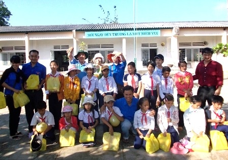 Góp sức cho vùng lũ Miền Trung ảnh 3 SongPhan 214.jpg