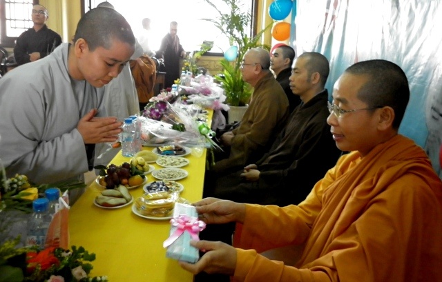 Tặng quà cho các vị giáo thọ.ND.JPG