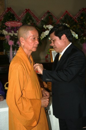 Hòa thượng Thích Trí Quảng đón nhận huân chương Độc lập hạng I. Hòa thượng Thích Trí Quảng đón nhận huân chương Độc lập hạng I.