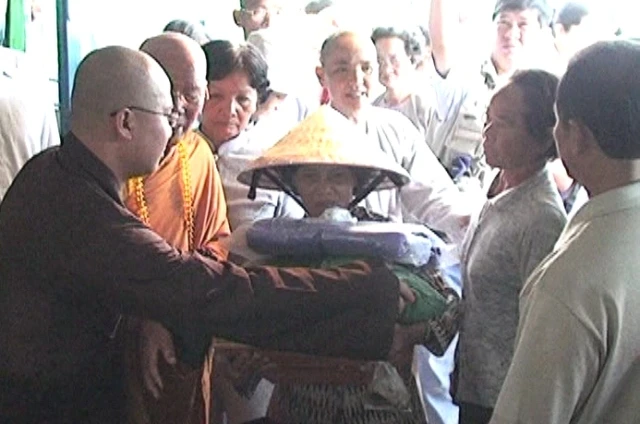 16-11 Trao qua cho nguoi ngheo TN 1.jpg