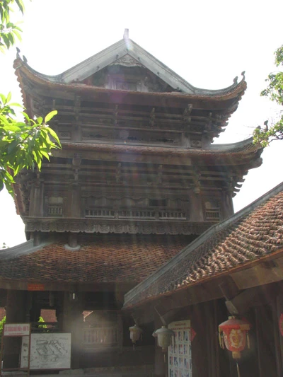 Gác chuông chùa Keo Thái Bình với dáng dấp mô phỏng hình bông sen.