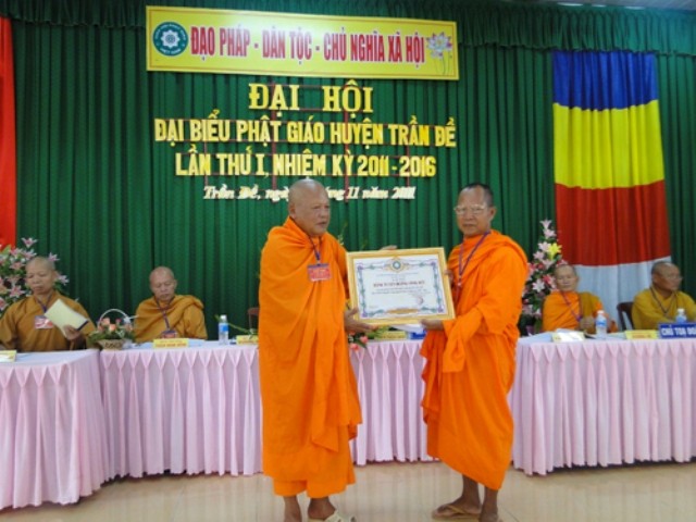 HT Dương Nhơn trao tặng.jpg