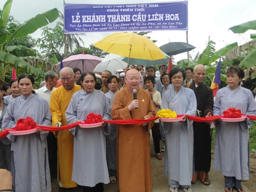 wCắt băng khánh thành.jpg