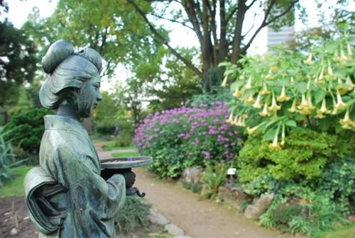 Bức tượng mang đậm không khí xứ sở hoa anh đào trong khu vườn Nhật Bản giữa lòng thành phố Leverkusen, Đức - Ảnh: Trung Uyên