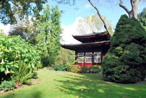 Nét kiến trúc Á Đông giữa châu Âu - Ảnh: Trung Uyên