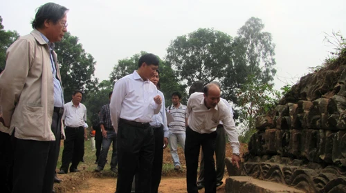 Các chuyên gia, nhà nghiên cứu đang xem xét dấu tích kiến trúc tháp đá ở chùa Dạm - Ảnh: Yên Tùng