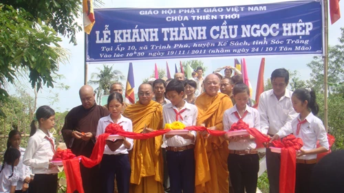 Cắt băng khánh thành.jpg