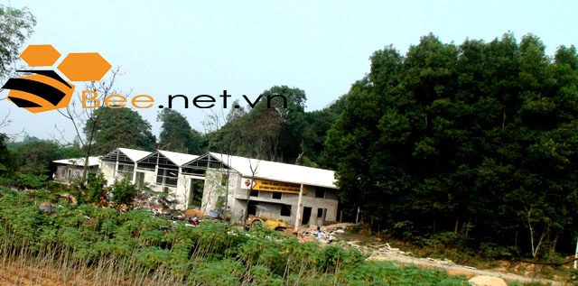 Một xưởng sản xuất quy mô lớn mọc lên ngay sát chân núi Tây Phương. Chính quyền xã nói đó là nhà tạm.