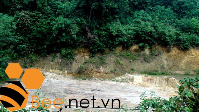 Xung quanh chân núi Tây Phương, chỉ cách trung tâm chùa khoảng 500m, rất nhiều nơi đã bị "xẻ thịt" để làm nhà. Xung quanh chân núi Tây Phương, chỉ cách trung tâm chùa khoảng 500m, rất nhiều nơi đã bị