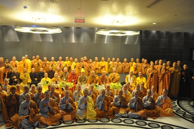 wLinhtuanChụp hình lưu niệm cùng chư tôn giáo phẩm1.JPG