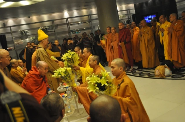 wLinhtuanChụp hình lưu niệm cùng chư tôn giáo phẩm2.JPG