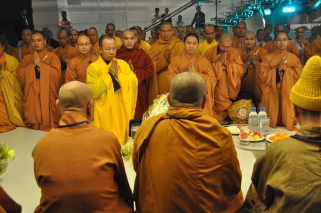 wLinhtuanChụp hình lưu niệm cùng chư tôn giáo phẩm3.JPG