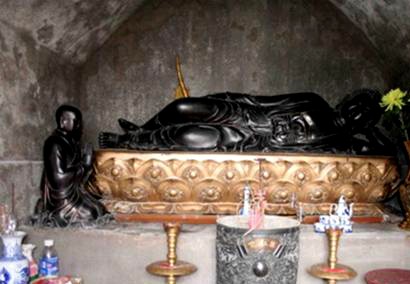 Tượng Phật hoàng Trần Nhân Tông tả cảnh ngài chết trong tư thế sư tử tọa. Tận thấy tháp mộ Trần Nhân Tông uy nghi trên đỉnh núi