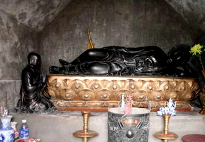 Tận thấy tháp mộ Trần Nhân Tông uy nghi trên đỉnh núi