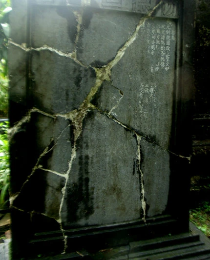 Tận thấy tháp mộ Trần Nhân Tông uy nghi trên đỉnh núi