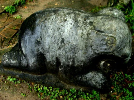 Tận thấy tháp mộ Trần Nhân Tông uy nghi trên đỉnh núi