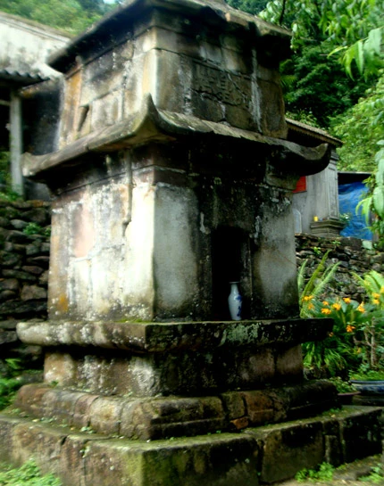 Tận thấy tháp mộ Trần Nhân Tông uy nghi trên đỉnh núi