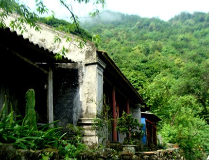 Ngôi chùa Ngọa Vân được dựng lại tạm bợ trên nền móng cũ. Tận thấy tháp mộ Trần Nhân Tông uy nghi trên đỉnh núi