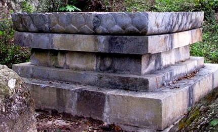 Chân đế còn, nhưng tháp đá đã bị giật đổ. Đi tìm ngôi chùa từng đẹp nhất thiên hạ trên núi Yên Tử