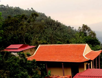 Nhà sư Thích Đạt Ma Trí Thông cùng các phật tử dựng tạm một số ngôi nhà lòe loẹt trên nền cũ chùa Hồ Thiên để nhang khói và trông coi các di vật. Đi tìm ngôi chùa từng đẹp nhất thiên hạ trên núi Yên Tử