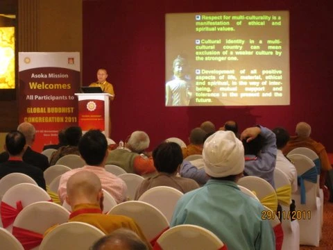 Ấn Độ: Cung đón Đức Đạt Lai Lạt Ma đến dự lễ bế mạc Đại hội Phật giáo thế giới 2011 ảnh 1 chon_thuyet trinh.JPG