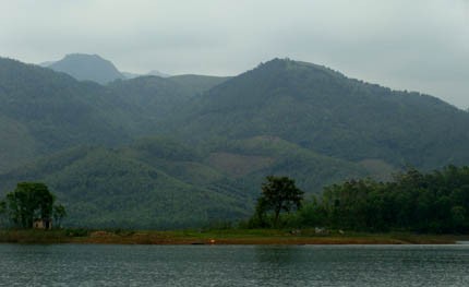 Sườn Tây Yên Tử nhìn từ hồ Trại Lốc, thuộc xã An Sinh (Đông Triều, Quảng Ninh). Nơi Phật hoàng Trần Nhân Tông hóa sau mấy dãy núi trập trùng. Những câu chuyện ly kỳ trên dãy Yên Tử