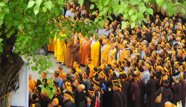Hàng chục ngàn Tăng Ni, Phật tử vân tập tại chùa Quán Sứ cung tiễn kim quan Trưởng lão HT. Thích Thanh Tứ Hàng chục ngàn Tăng Ni, Phật tử vân tập tại chùa Quán Sứ cung tiễn kim quan Trưởng lão HT. Thích Thanh Tứ