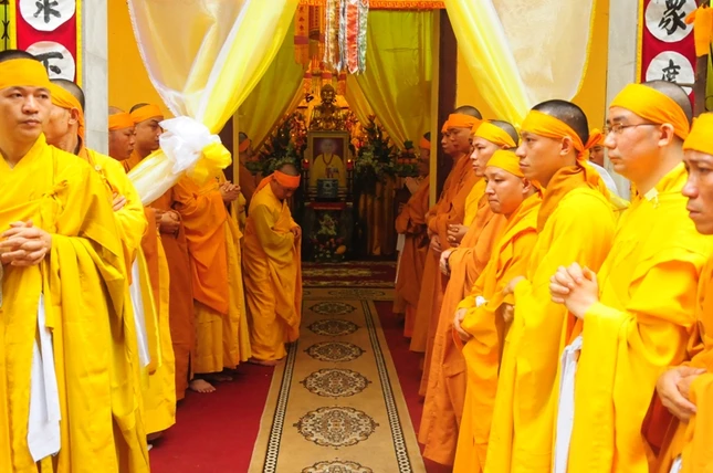 Môn đồ pháp tử trang nghiêm trước Giác linh đài