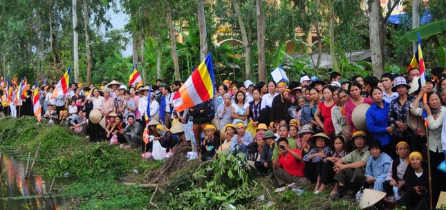 Hàng ngàn Phật tử Hưng Yên chờ đón kim quan cố Trưởng lão Hòa thượng DSC_0481.JPG