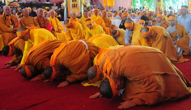 Năm vóc sát đất kính lễ