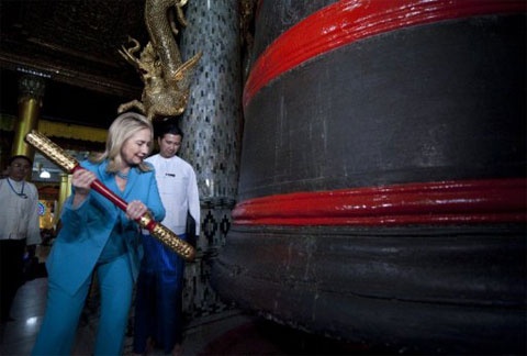 Bà đánh một tiếng chuông cầu may tại chùa Shwedagon. Ảnh: AFP