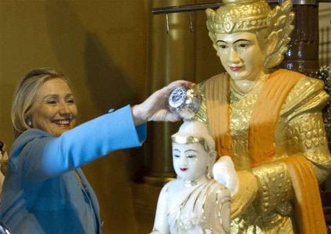 Bà Clinton đổ nước lên một bức tượng Phật tại chùa Shwedagon. Ảnh: AFP